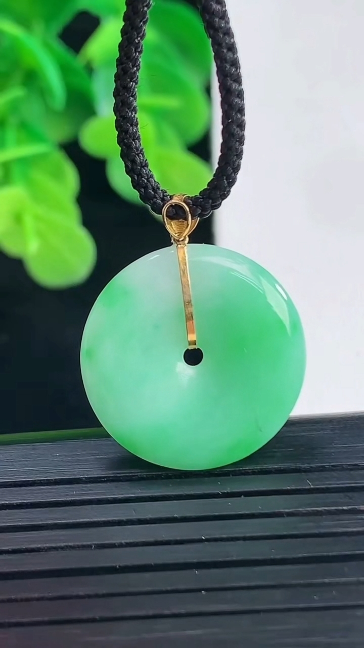 天然A货翡翠平安扣吊坠尺寸19.9-3.5重量:3.49g
4月10日