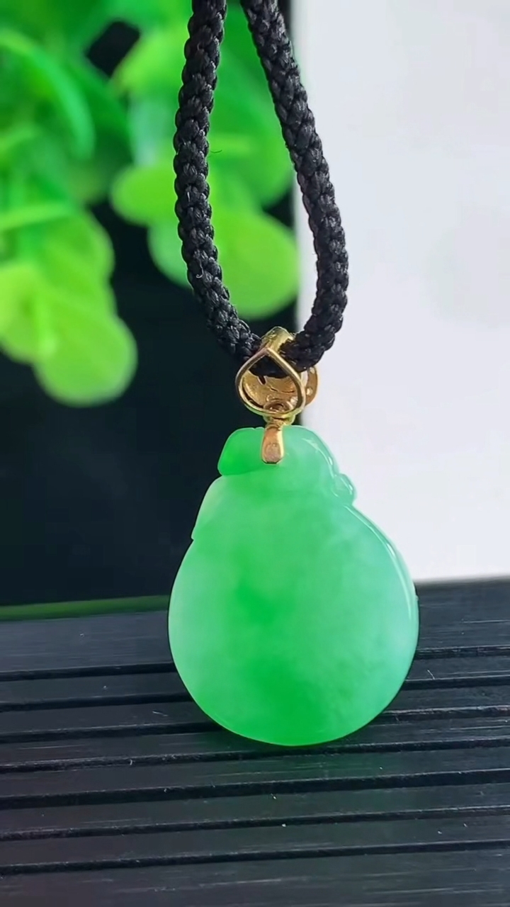 天然A货翡翠无事牌吊坠尺寸19.5-15.2-2.7重量:2.42g
4月10日