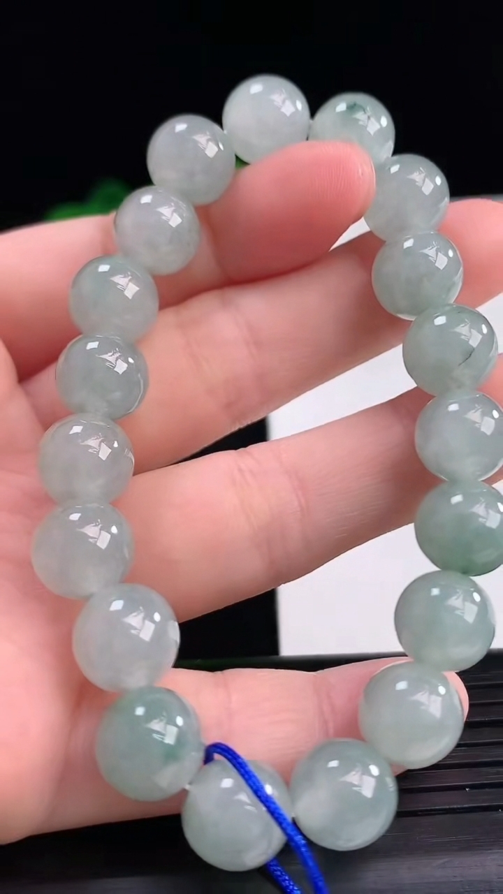 天然A货翡翠飘花圆珠手串尺寸9.6-19颗重量:29.90g4月10日
工厂直销收藏佳品,种好水足，色泽均匀，有种有色，上手高大气！