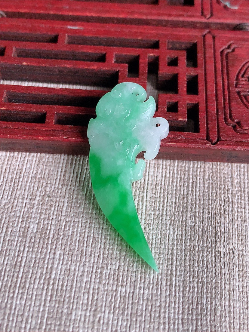 天然A货翡翠飘阳绿龙牙吊坠 
尺寸30.3-16-5.3mm 重量4.60g 0409