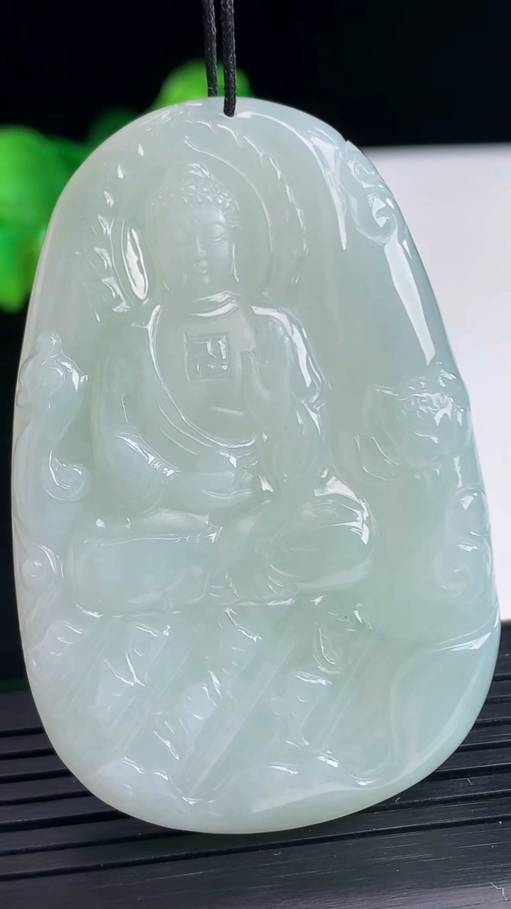 天然A货翡翠飘花阿弥陀佛吊坠尺寸60-39.3-6.2重量:35.34g
4月10日