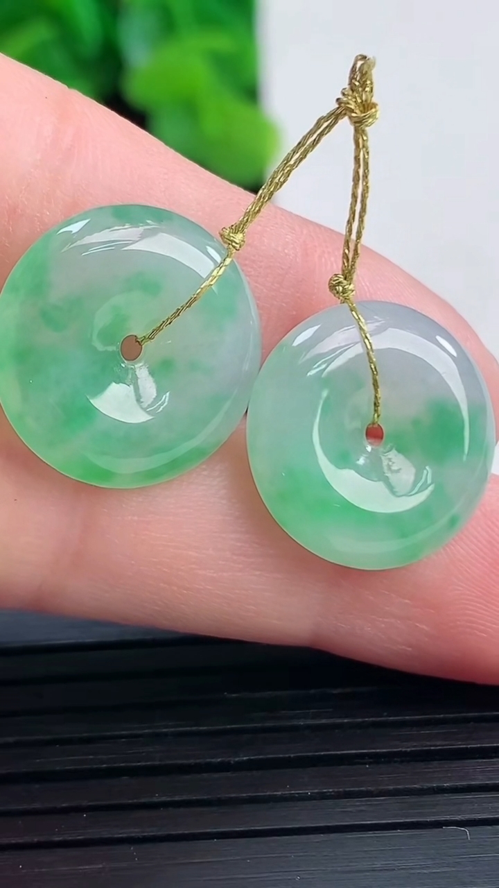 天然A货翡翠平安扣吊坠尺寸15.5-3.7重量:3.84g
4月10日