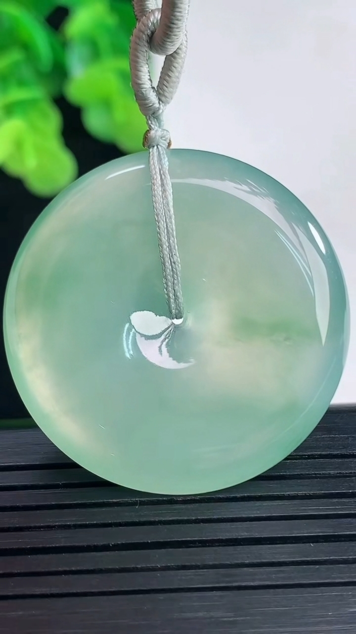 天然A货翡翠平安扣吊坠尺寸35.3-6.2重量:19.49g
4月10日