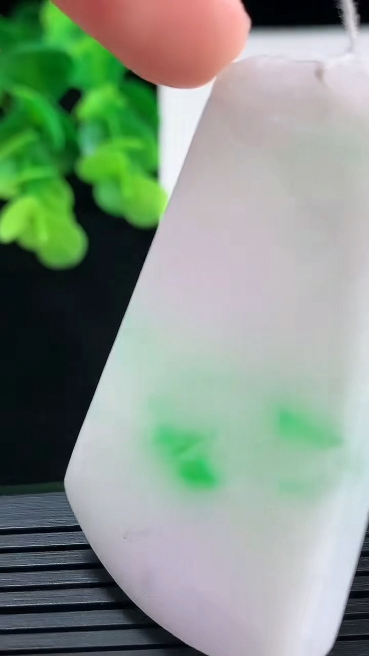 天然A货翡翠无事牌吊坠尺寸54.7-33.1-6.4重量:34.34g
4月10日