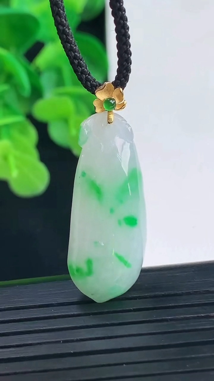 天然A货翡翠福瓜吊坠尺寸34.1-12.2-6.9重量:5.15g
4月10日