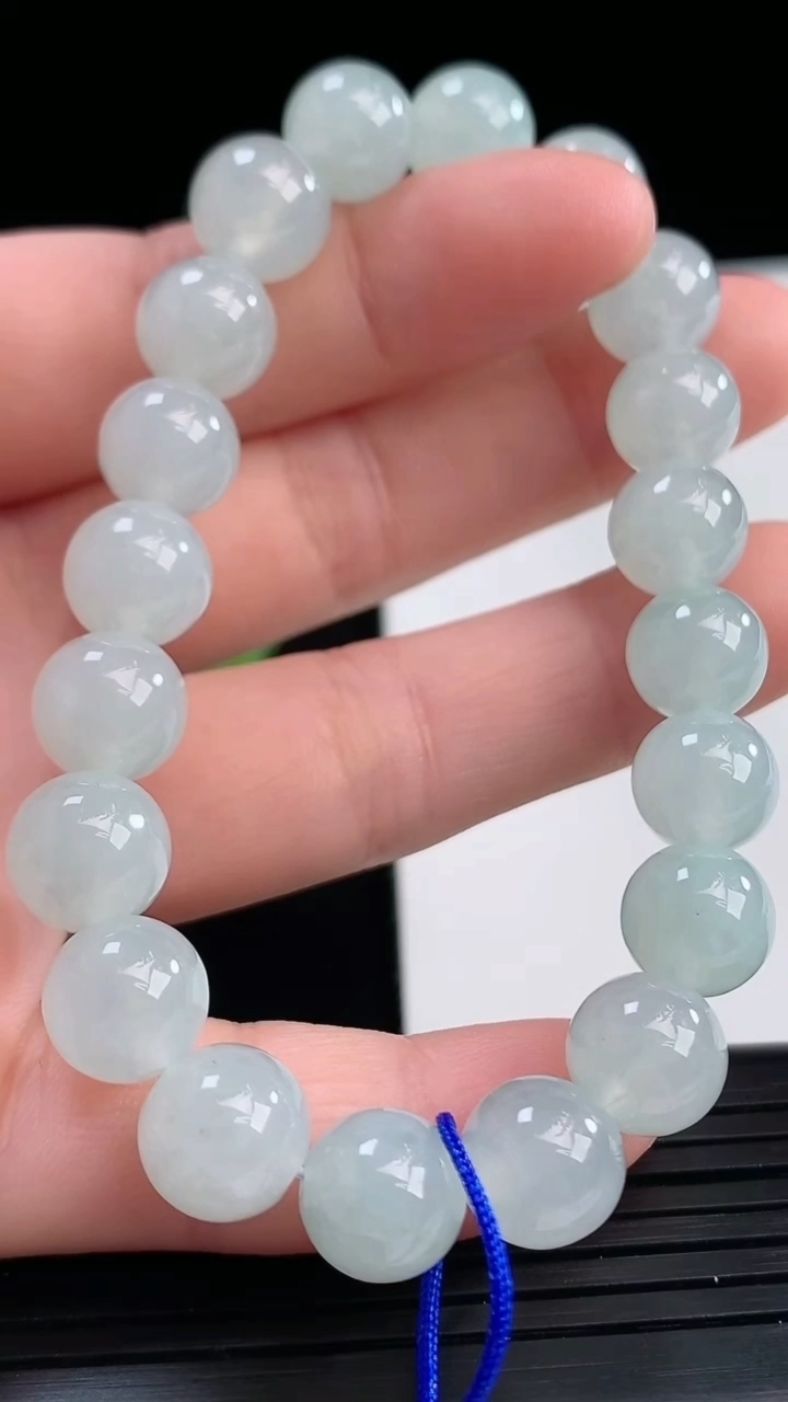 天然A货翡翠圆珠手串尺寸9.1-20颗重量:27.87g4月10日
工厂直销收藏佳品,种好水足，色泽