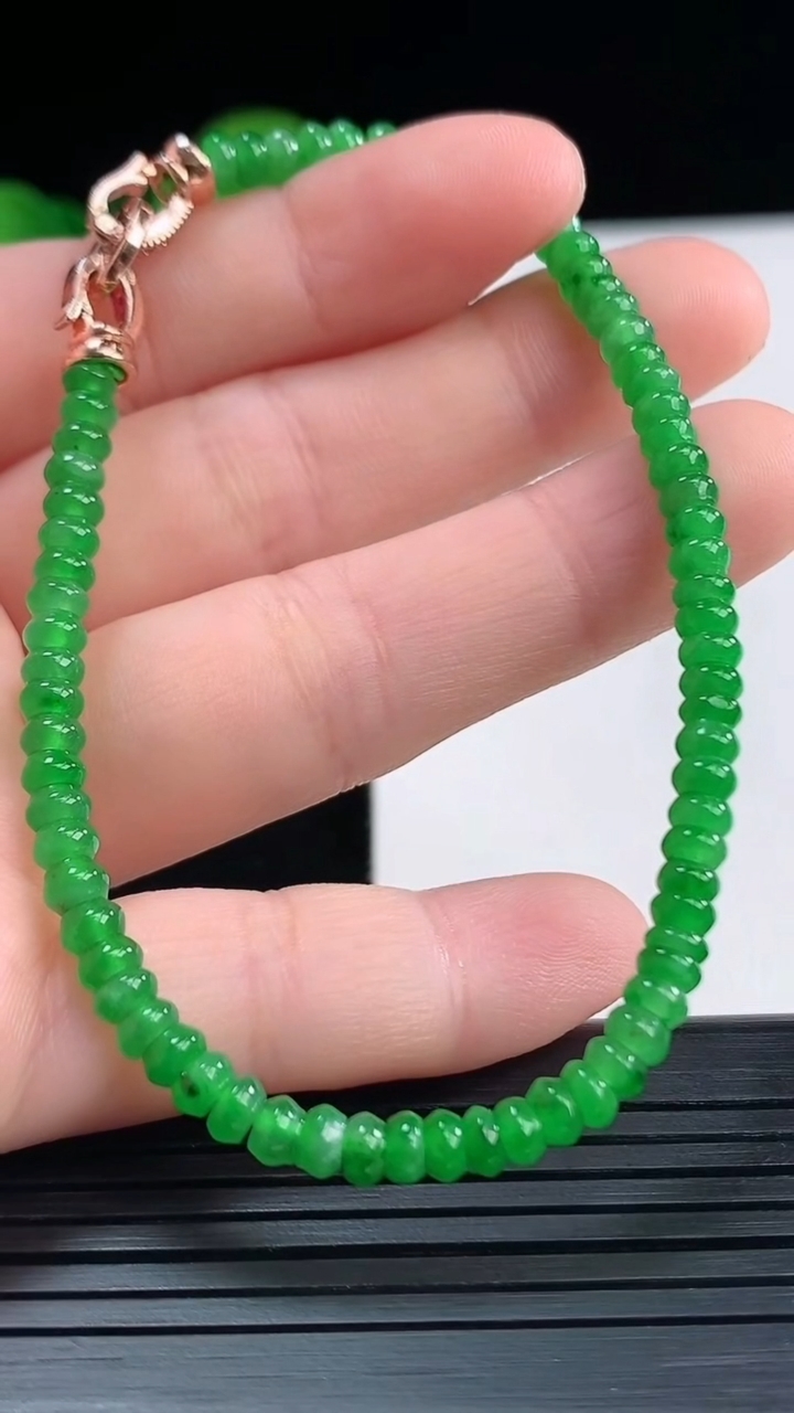 天然A货翡翠算盘珠手串尺寸3.8-2重量:6.59g4月10日
工厂直销收藏佳品,种好水足，色泽均匀，有种有色，上手高大气！