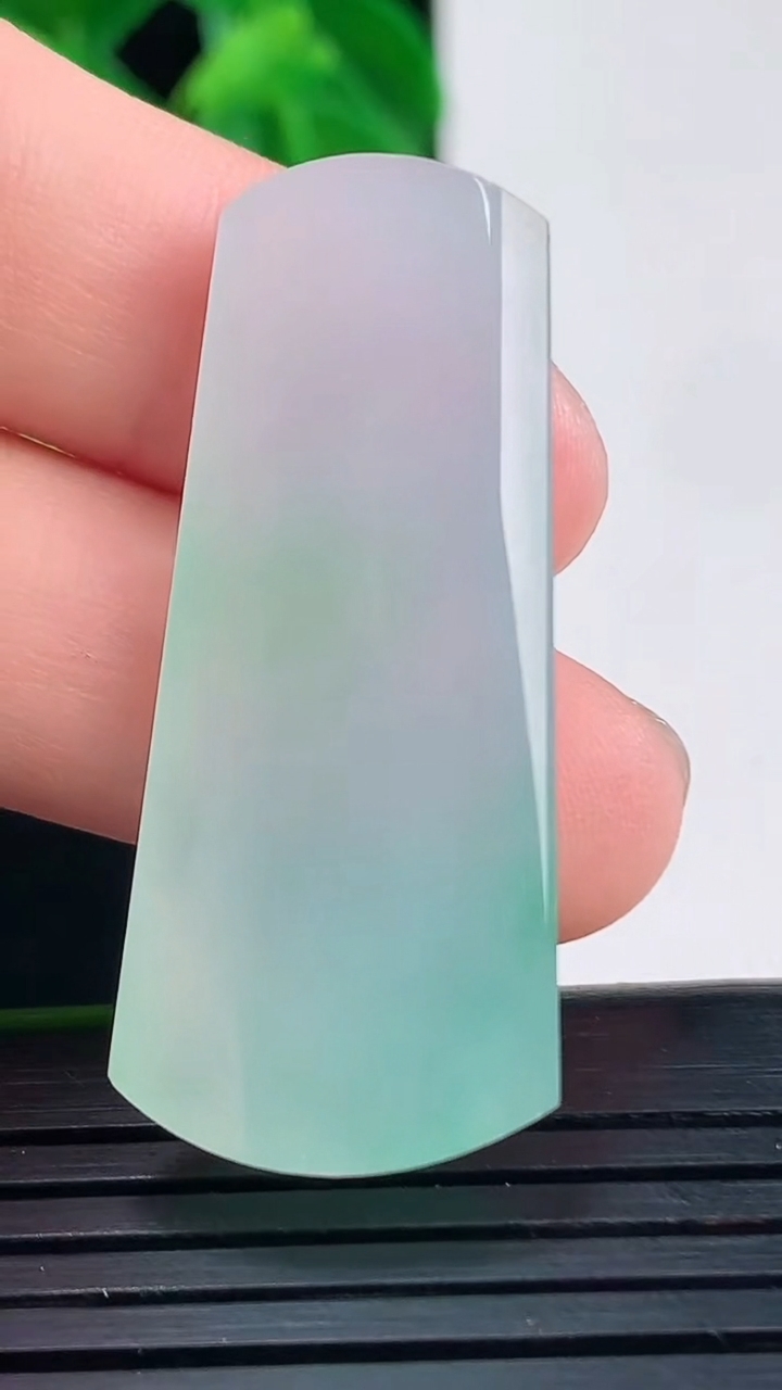 天然A货翡翠无事牌镶嵌件尺寸38-16.7-6.2重量:8.23g
4月10日