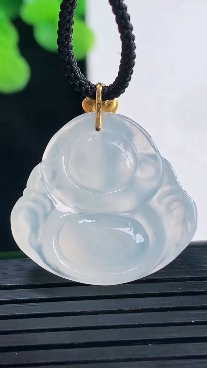 天然A货翡翠种白冰佛公吊坠尺寸24.2-25.7-6重量:5.87g
4月10日