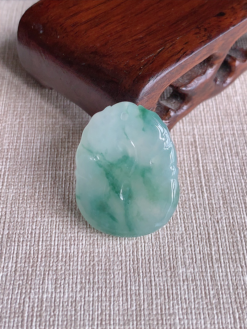 天然A货翡翠飘花生肖牛吊坠 
尺寸29.2-22.2-5.5mm 重量7.55g 0409