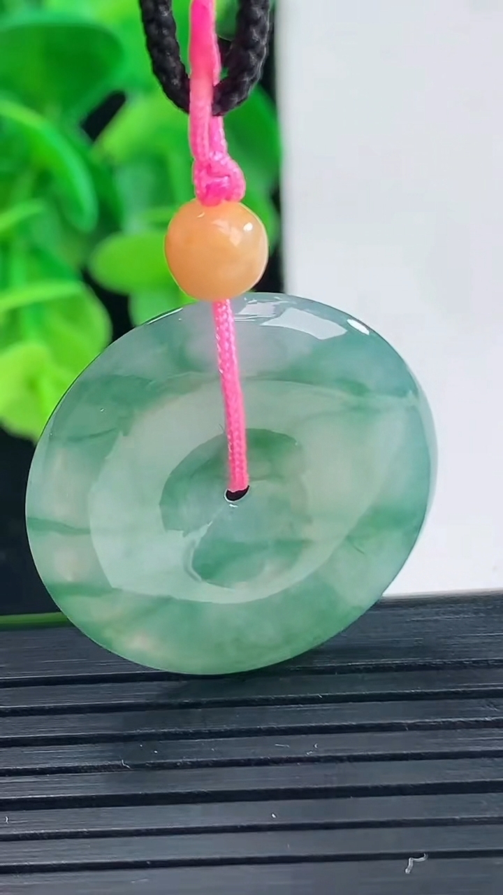 天然A货翡翠飘花平安扣吊坠尺寸26.7-4.5重量:7.56g
4月10日