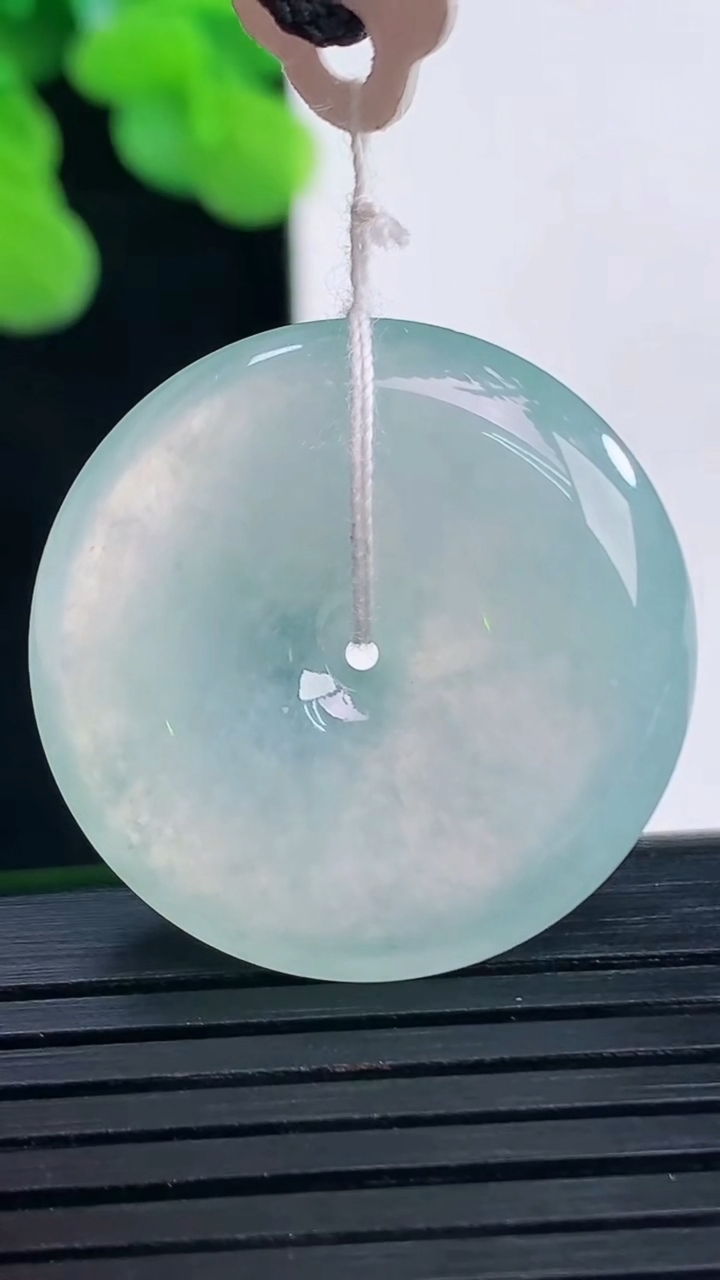 天然A货翡翠平安扣吊坠尺寸27.5-5.6重量:8.97g
4月10日