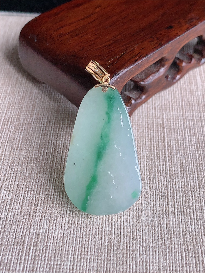 天然A货翡翠18K金镶嵌飘花随形吊坠  
尺寸35.8-20.7-6.8mm 重量12.76g 04