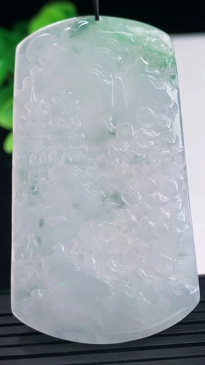 天然A货翡翠牌吊坠尺寸63.6-35.9-4.8重量:28.98g
4月10日