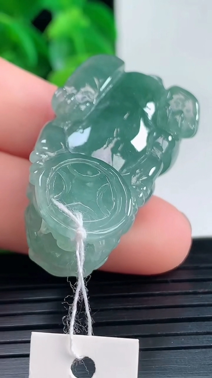 天然A货翡翠貔貅吊坠尺寸35.8-20.4-13.3重量:19.17g
4月10日