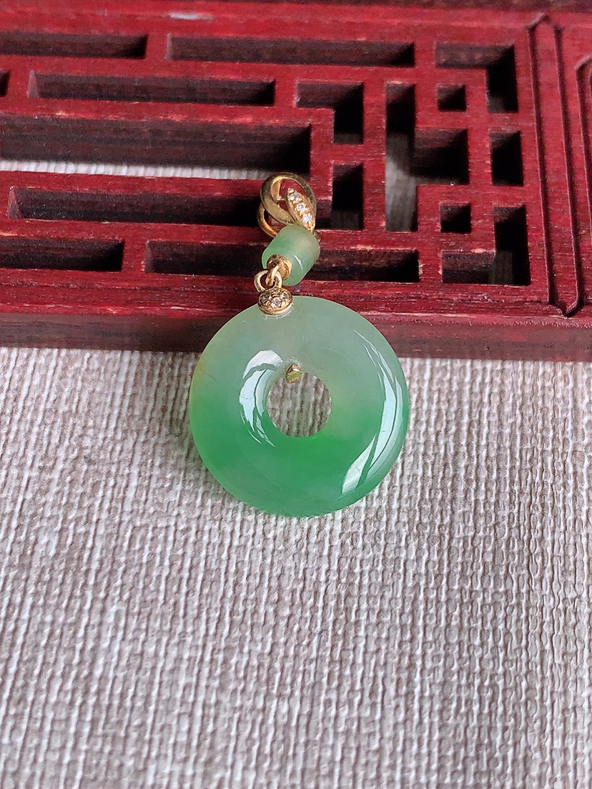 天然A货翡翠18K金镶嵌飘绿平安环吊坠 
尺寸30.5-16.8-3.5mm 重量2.58g 040