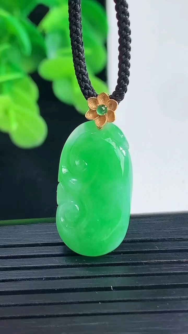 天然A货翡翠如意吊坠尺寸27.6-12.6-4.3重量:3.16g
4月10日