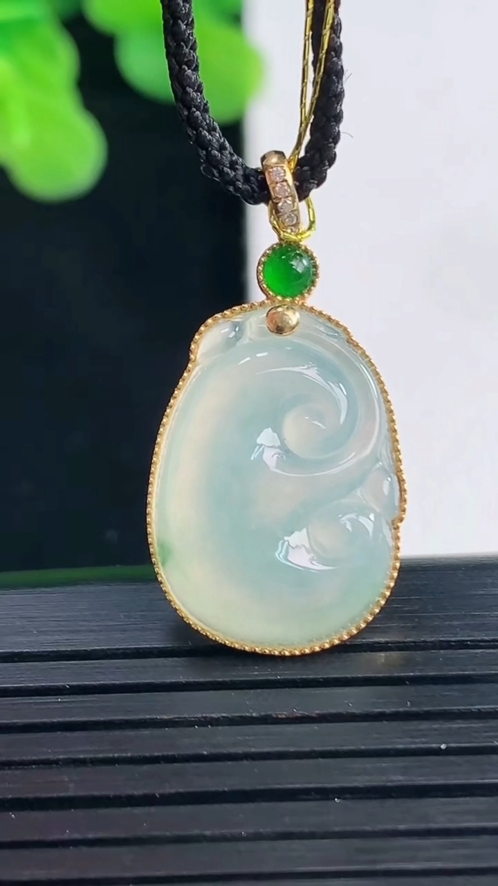 天然A货翡翠种飘花如意吊坠尺寸29.6-14.9-4.4重量:3.21g
4月10日