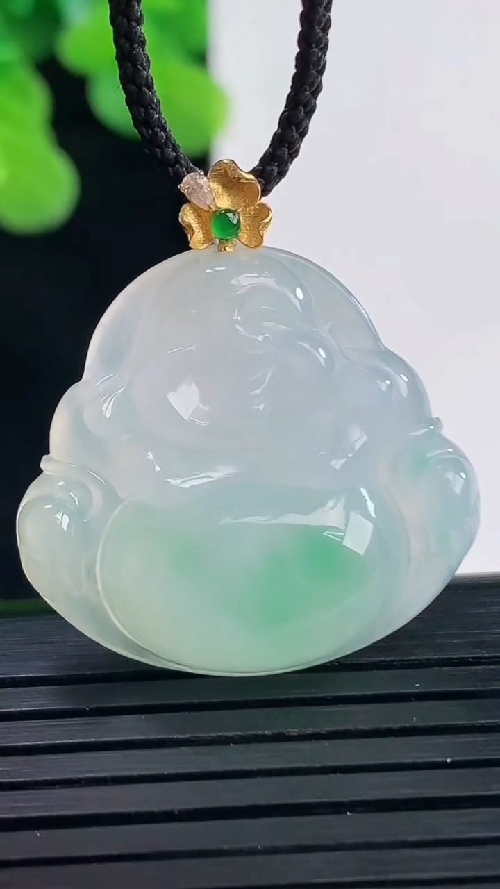 天然A货翡翠佛公吊坠尺寸30.7-27.8-5.7重量:6.72g
4月10日