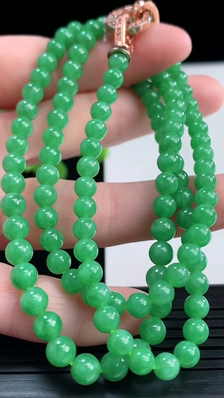 天然A货翡翠圆珠项链尺寸5.7-4.8-114颗重量:28.37g
4月10日