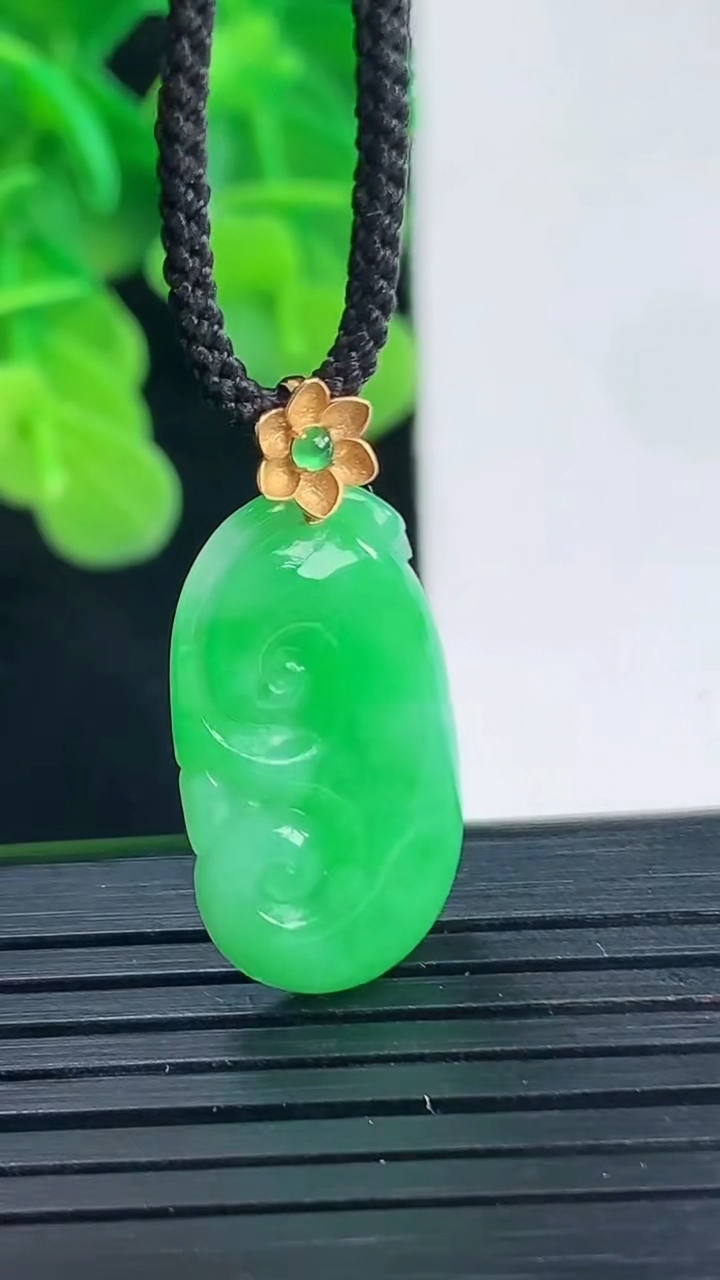 天然A货翡翠如意吊坠尺寸27.6-12.6-4.3重量:3.16g
4月10日