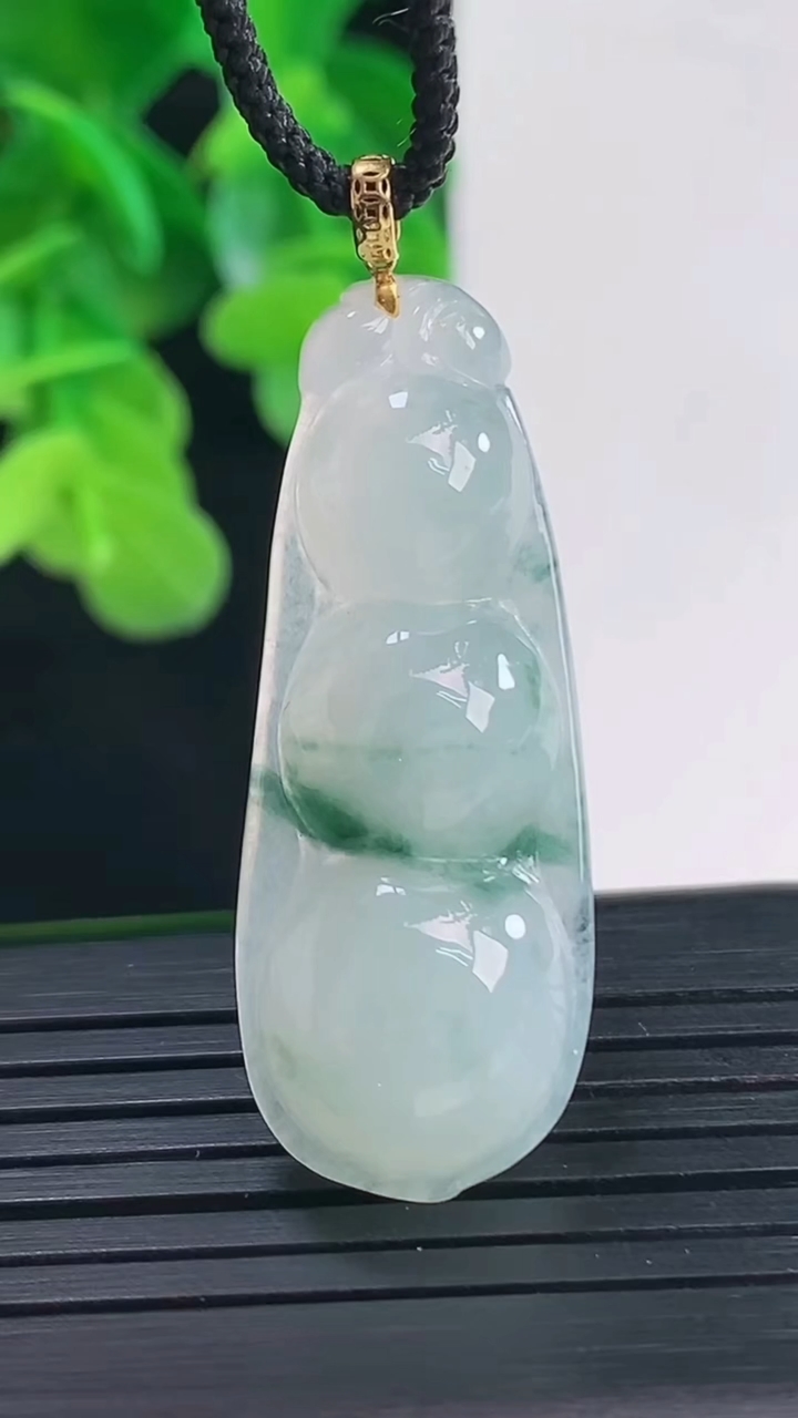 天然A货翡翠18K金飘花福豆吊坠尺寸37.5-14.1-6.3重量:5.54g
4月10日