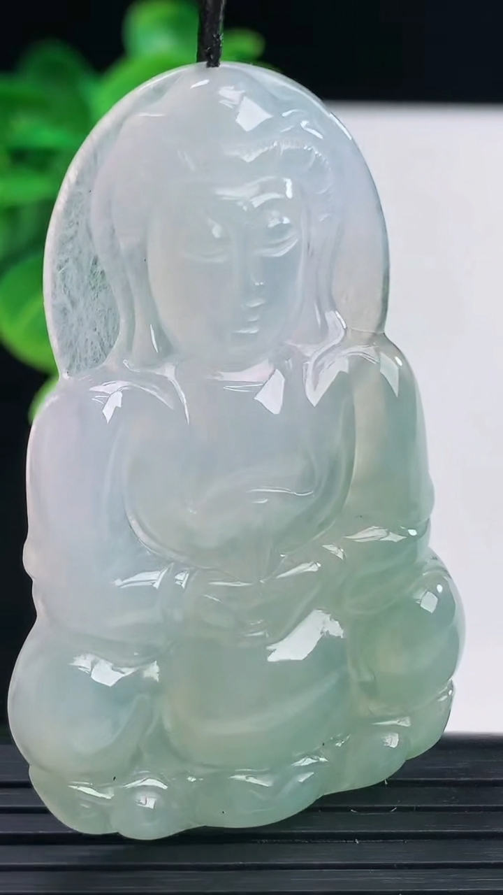 天然A货翡翠观音菩萨吊坠尺寸55.6-35.4-5重量:17.44g
4月10日