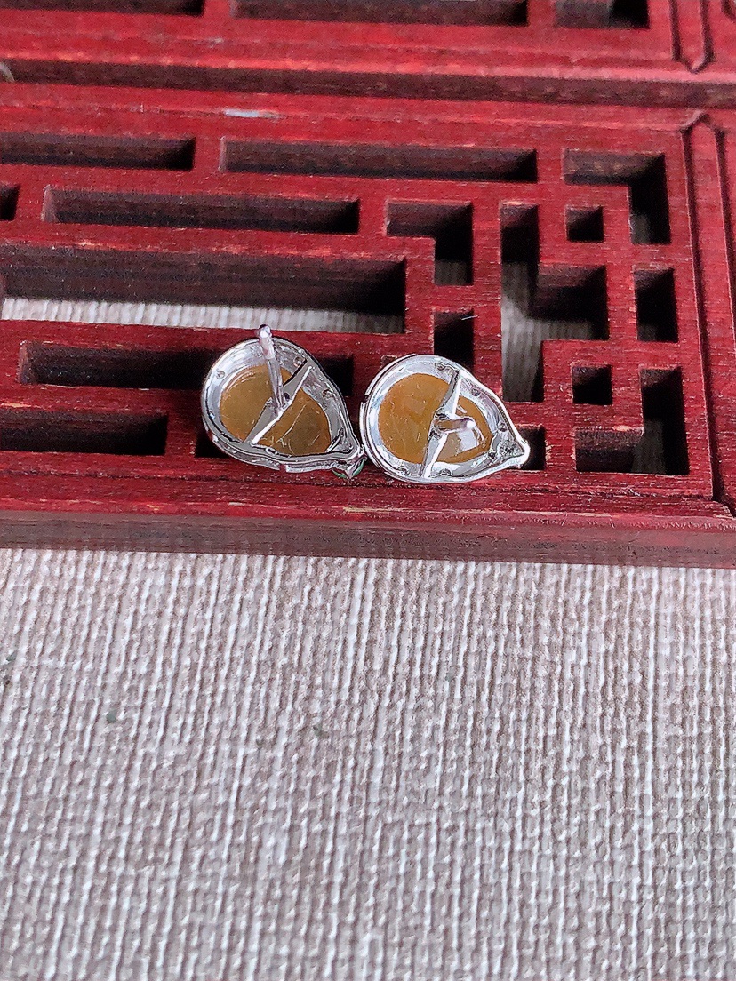 天然A货翡翠18K金镶嵌黄翡葫芦耳钉 
尺寸7.3-5.6mm 重量1.38g 0409