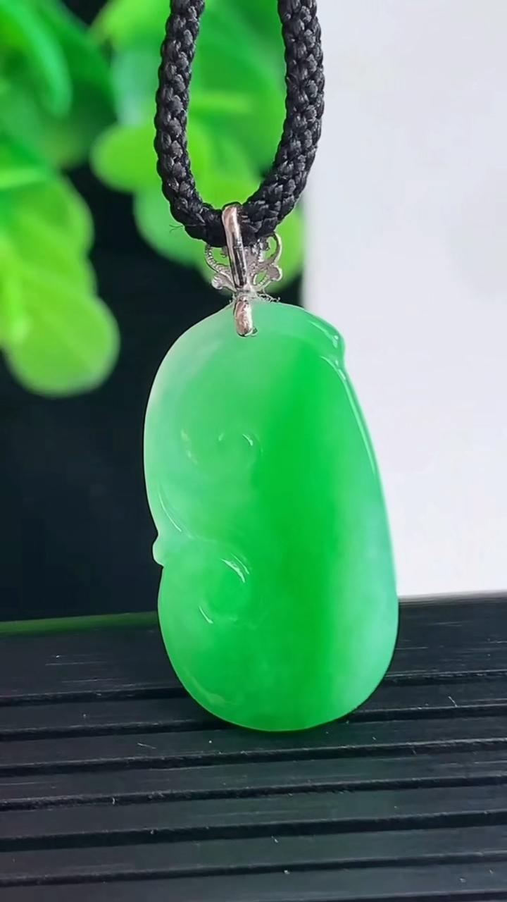 天然A货翡翠如意吊坠尺寸29.3-13.5-3.3重量:2.35g
4月10日