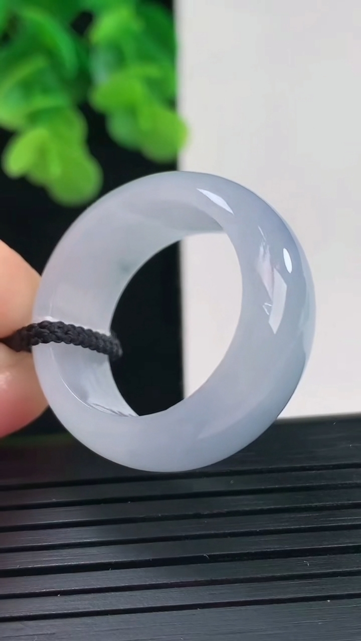 天然A货翡翠紫罗兰指环扳指尺寸21.5-11-4.2重量:10.82g2026年4月10日
工厂直销收藏佳品,种好水足，色泽均匀，有种有色，上手高大气！