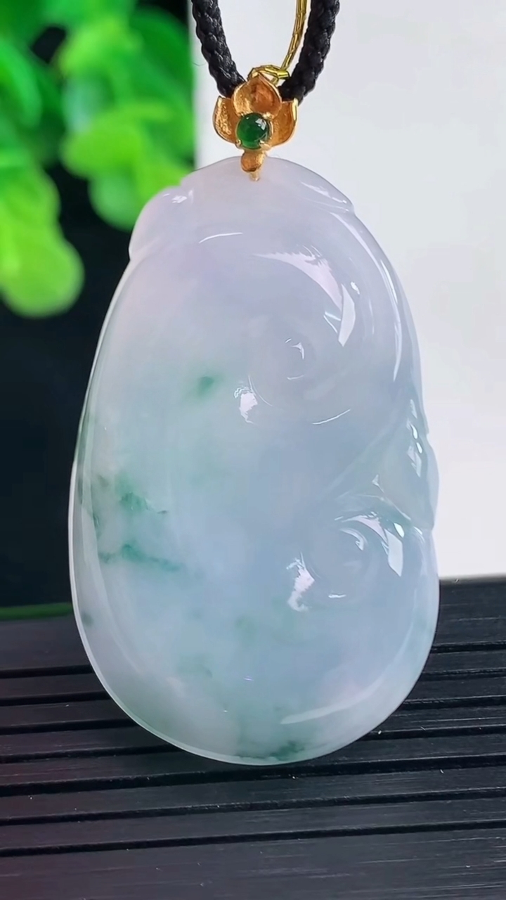 天然A货翡翠18K金紫罗兰飘花如意吊坠尺寸40.4-24.7-5.4重量:11.02g
4月10日