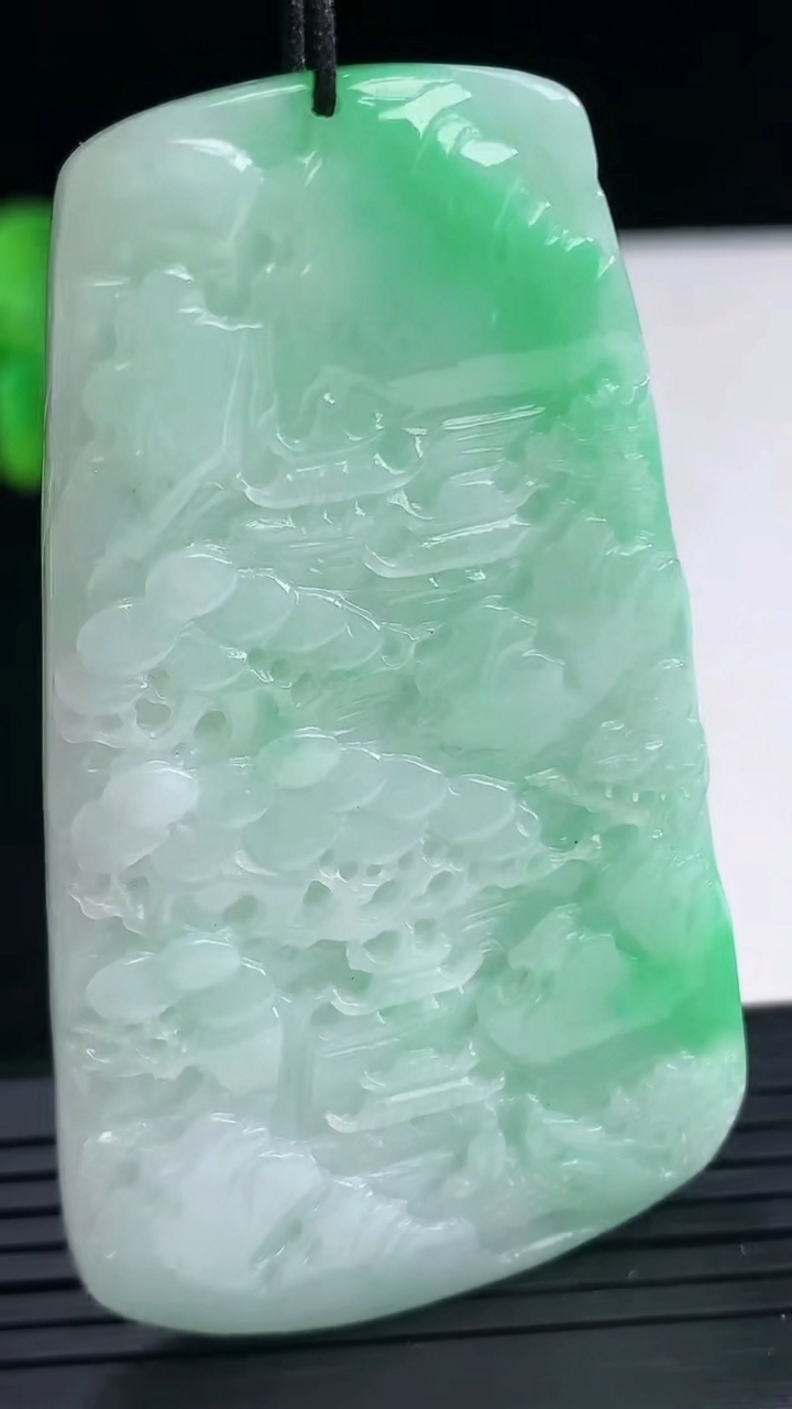 天然A货翡翠山水牌吊坠尺寸63-37-5.1重量:31.68g
4月10日