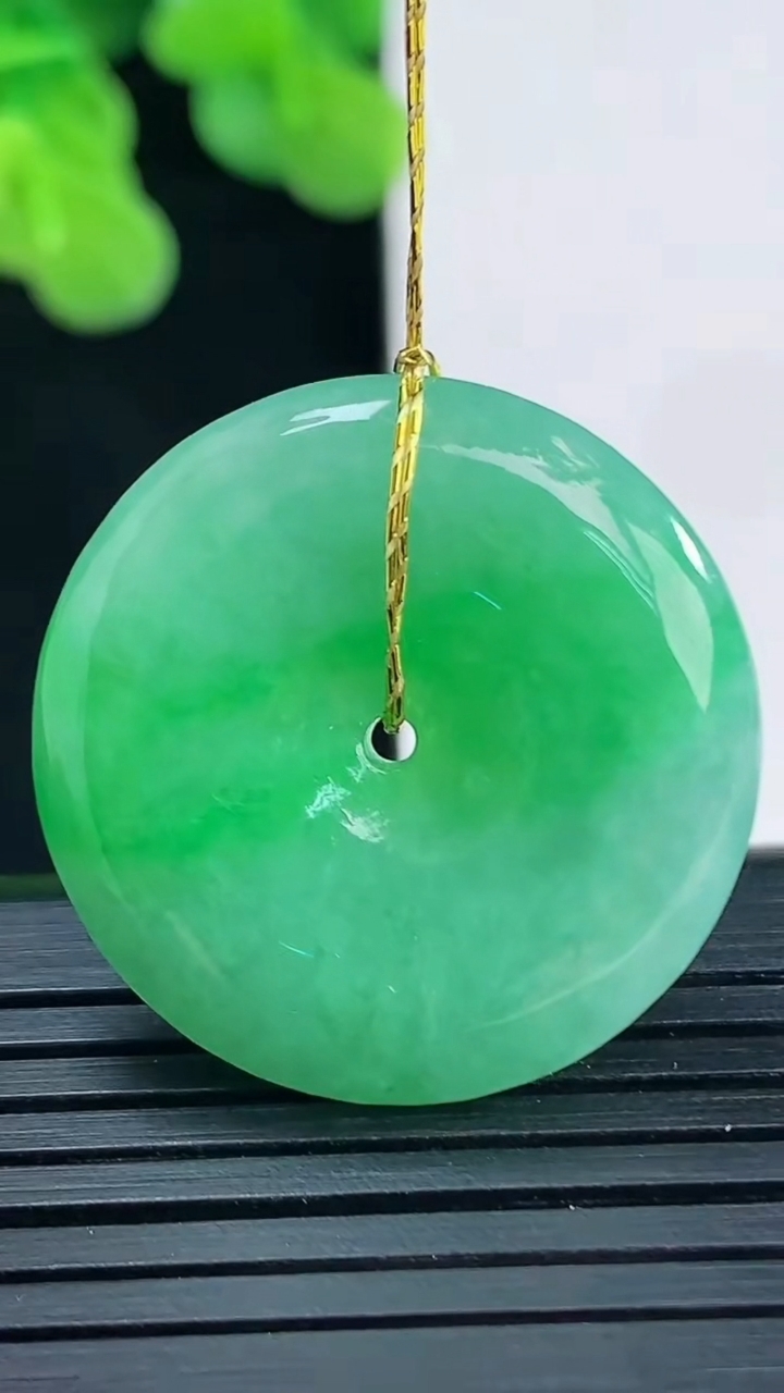 天然A货翡翠平安扣吊坠尺寸26.6-5.8重量:9.22g
4月10日