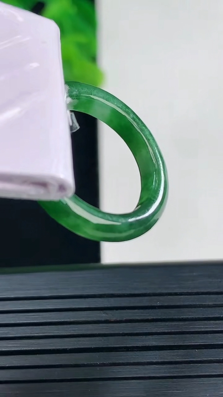 天然A货翡翠指环戒指尺寸18.1-3.7-3.3重量:3.92g2026年4月10日
工厂直销收藏佳品,种好水足，色泽均匀，有种有色，上手高大气！