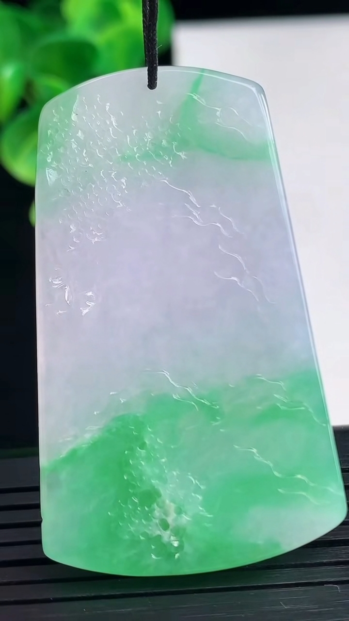 天然A货翡翠山水观音菩萨吊坠尺寸54-31.4-6.3重量:24.08g
4月10日