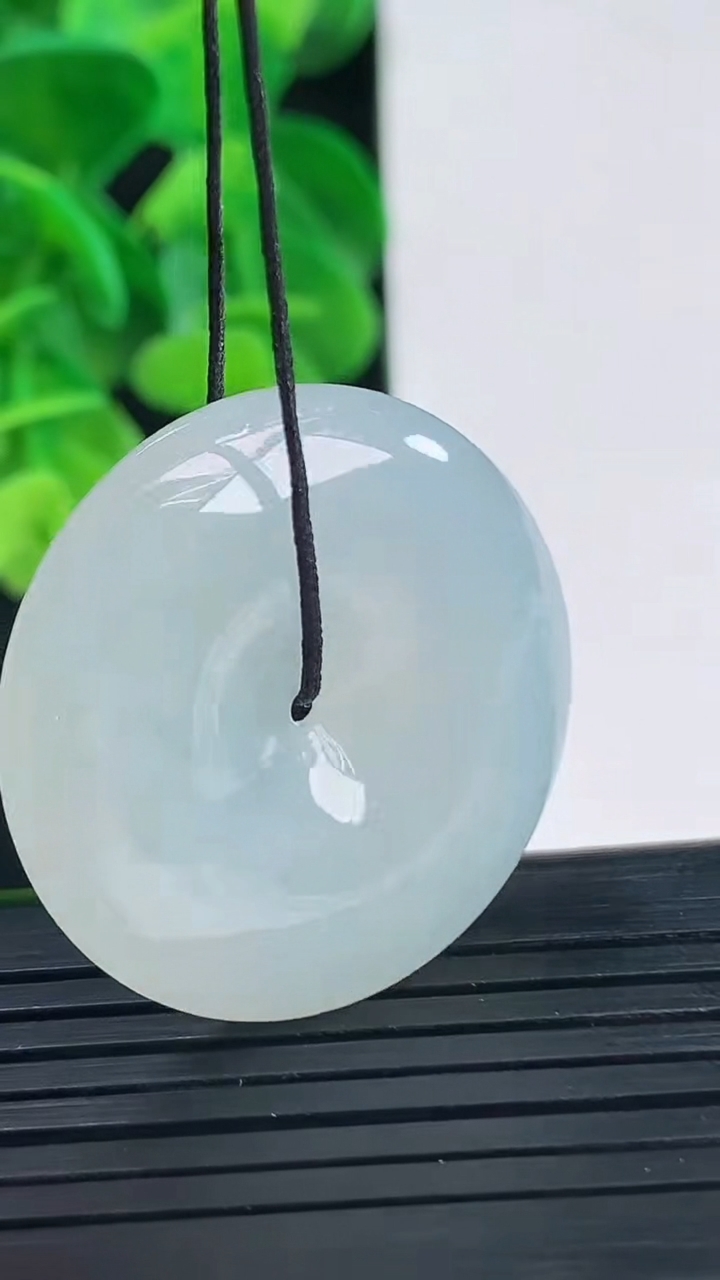 天然A货翡翠平安扣吊坠尺寸29.9-6.1重量:11.95g
4月10日