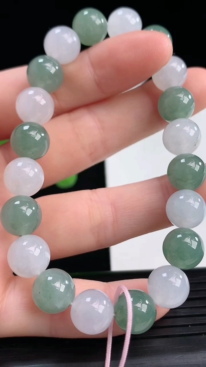 天然A货翡翠圆珠手串尺寸9.2-20颗重量:28.74g4月10日
工厂直销收藏佳品,种好水足，色泽