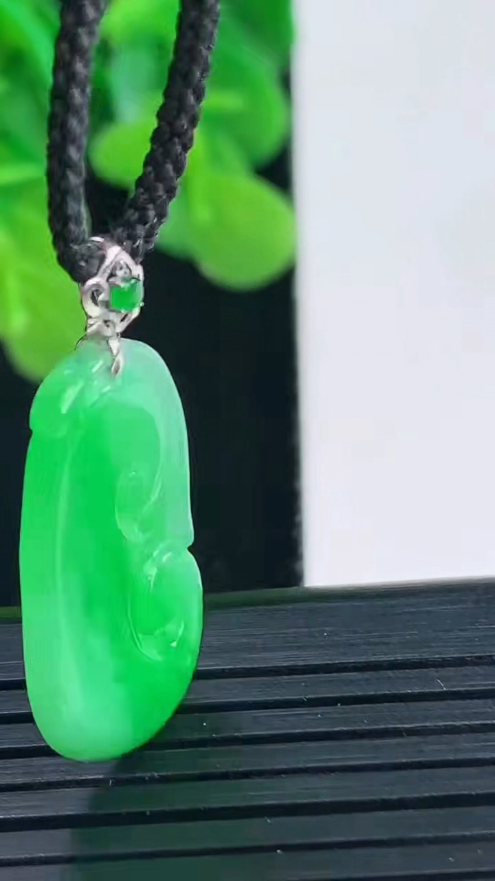 天然A货翡翠如意吊坠尺寸29.3-13.5-3.3重量:2.35g
4月10日