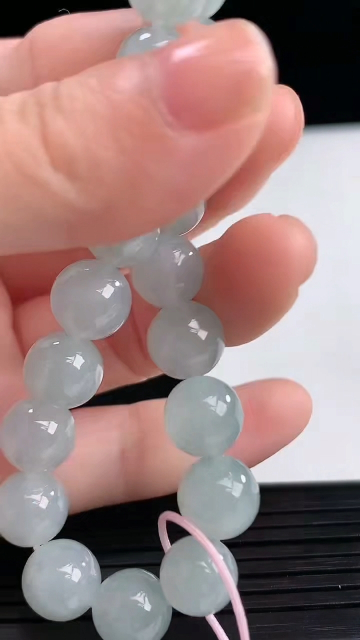 天然A货翡翠圆珠手串尺寸9.4-19颗重量:28.01g4月10日
工厂直销收藏佳品,种好水足，色泽均匀，有种有色，上手高大气！