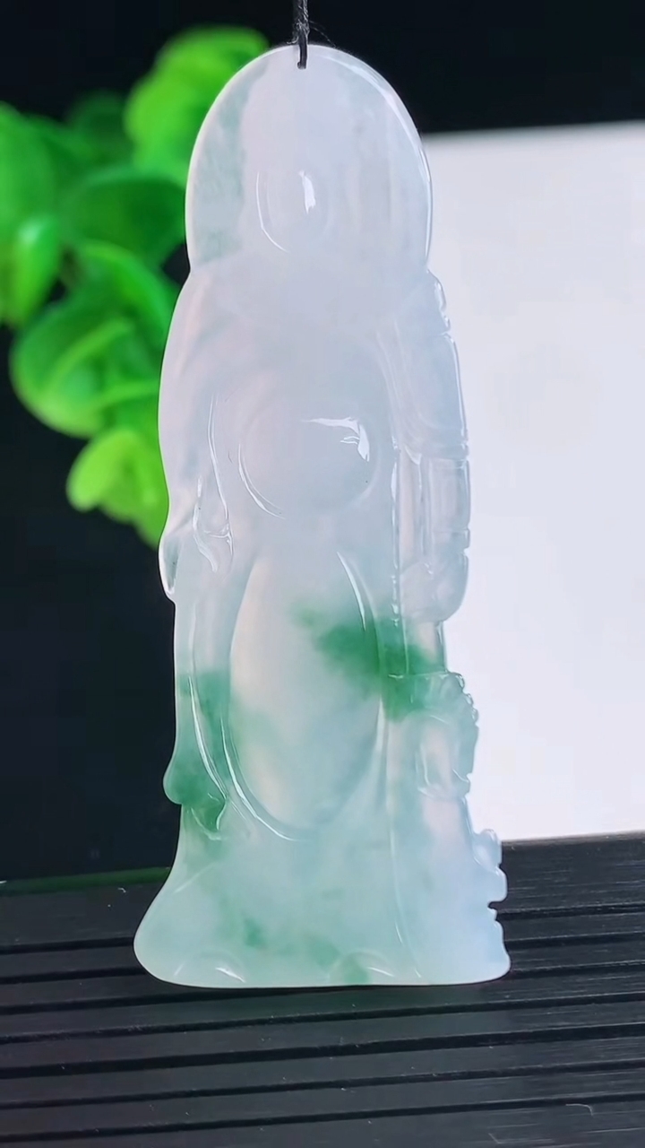 天然A货翡翠冰种飘花关公吊坠尺寸60.8-23.7-5.4重量:13.91g
4月10日