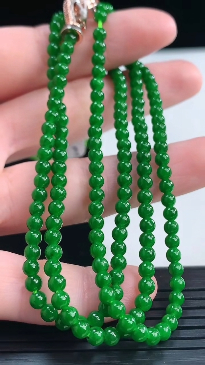 天然A货翡翠小米珠项链尺寸3.7-3.5-165颗重量:13.57g4月10日
工厂直销收藏佳品,种好水足，色泽均匀，有种有色，上手高大气！