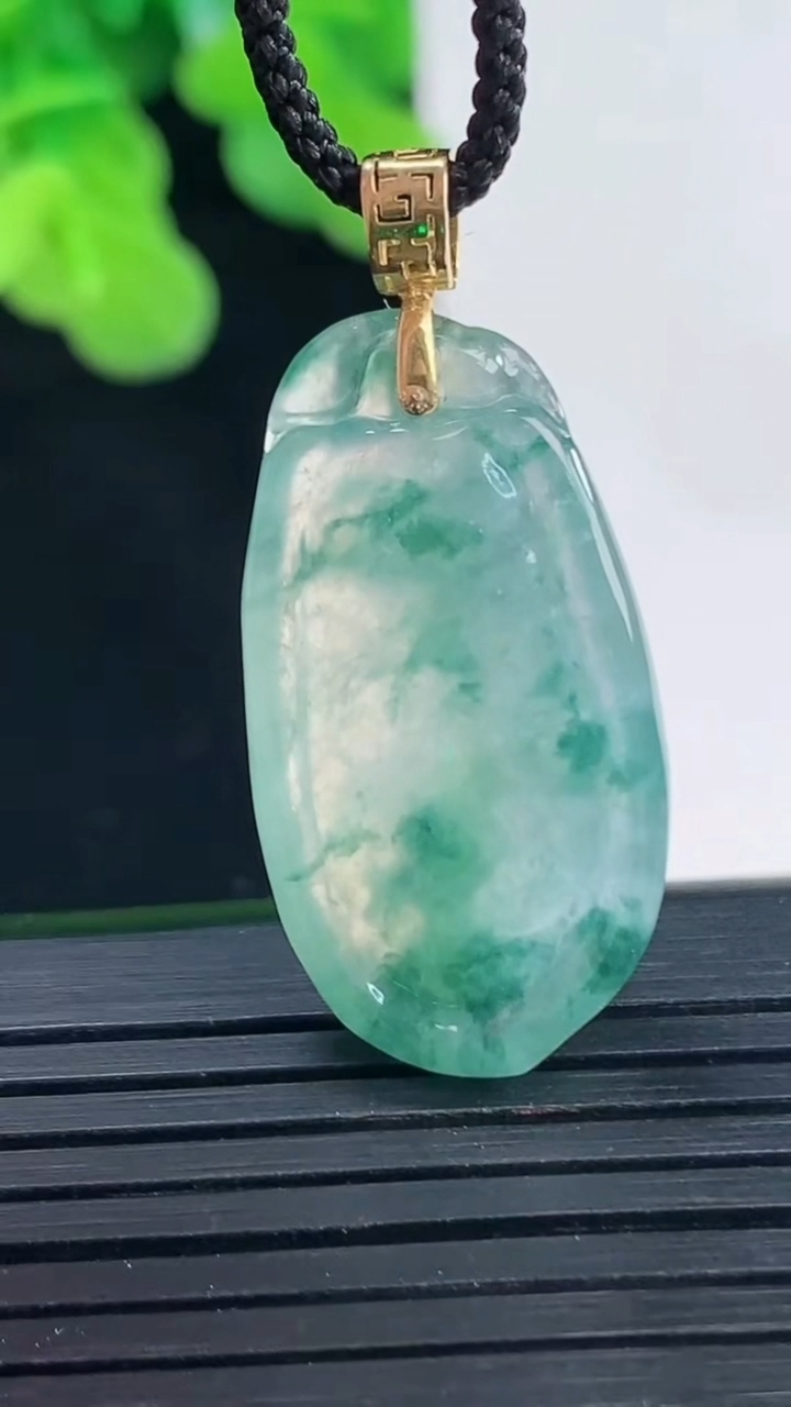 天然A货翡翠种飘花福瓜吊坠尺寸29.2-15.6-7.8重量:6.21g
4月10日