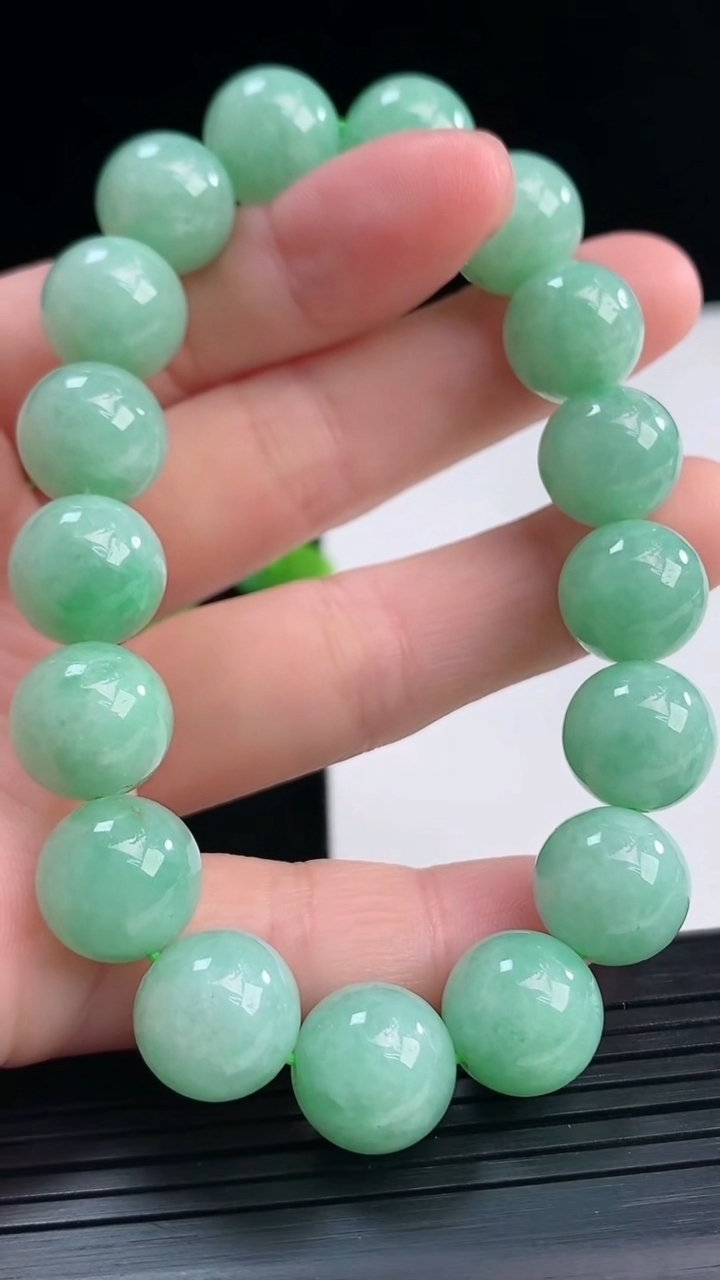 天然A货翡翠圆珠手串尺寸11.7-17颗重量:48.14g4月10日
工厂直销收藏佳品,种好水足，色泽均匀，有种有色，上手高大气！
