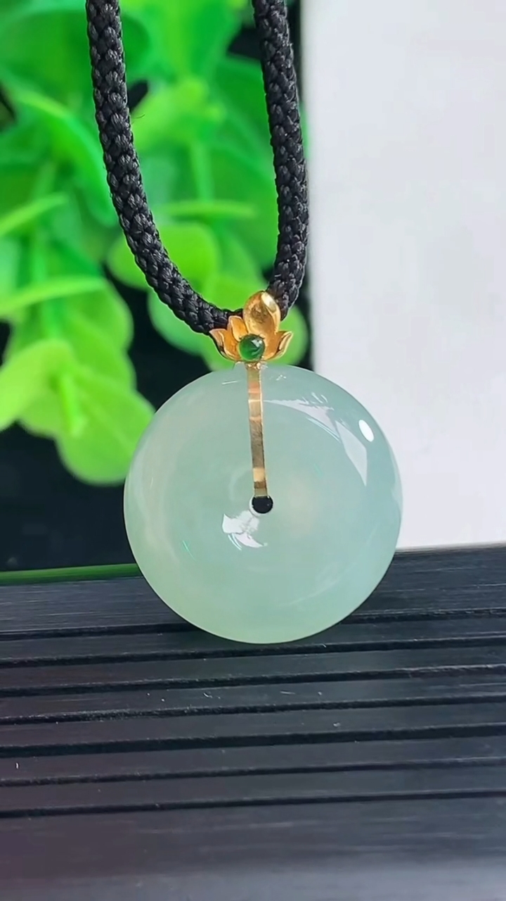 天然A货翡翠平安扣吊坠尺寸18.4-5.5重量:4.36g
4月10日