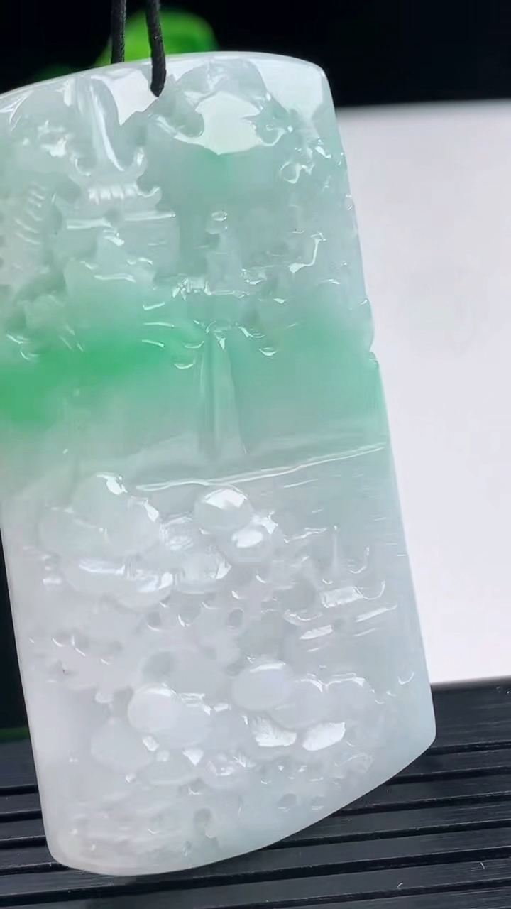 天然A货翡翠山水牌吊坠尺寸567-31.2-5.5重量:24.74g
4月10日