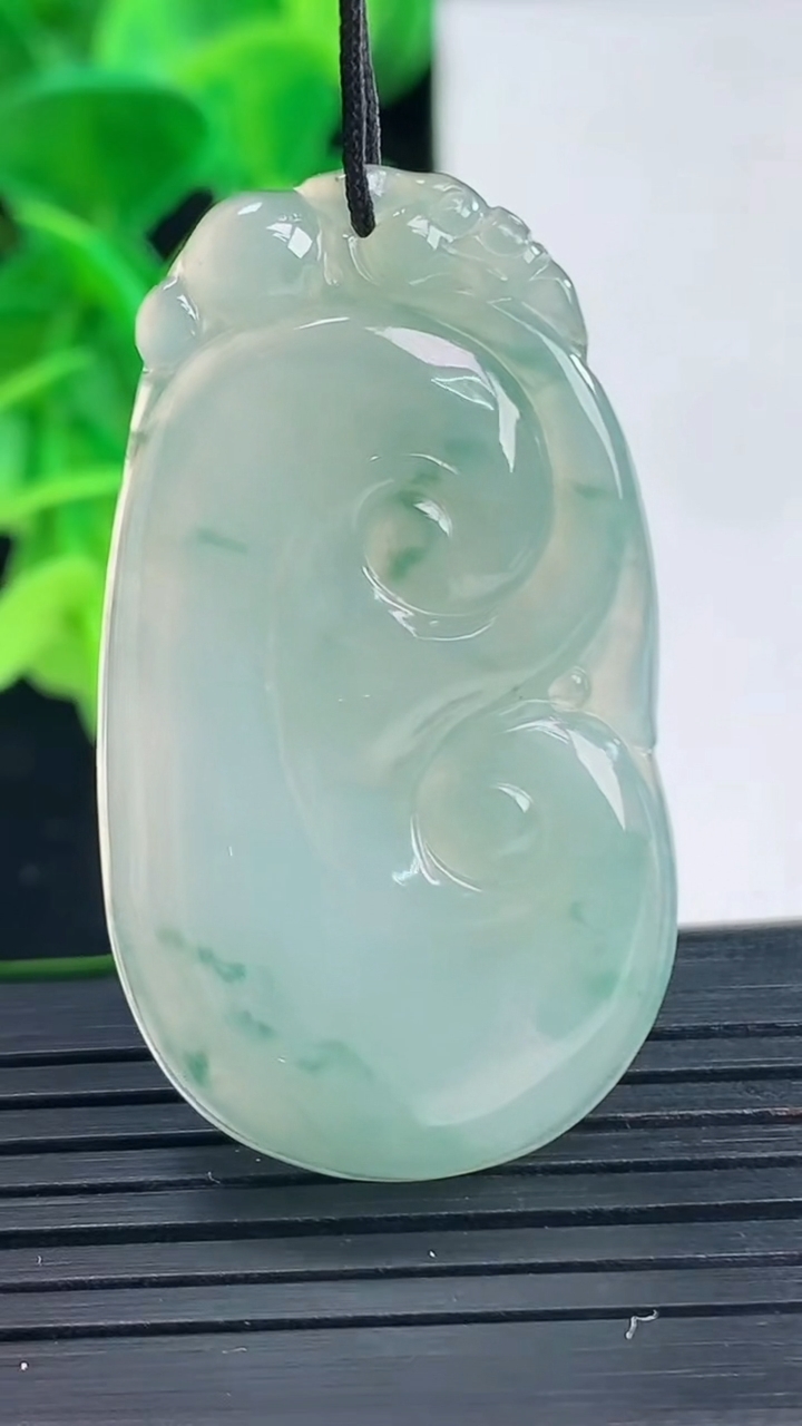 天然A货翡翠飘花如意吊坠尺寸42.6-24.2-4.6重量:9.86g
4月10日