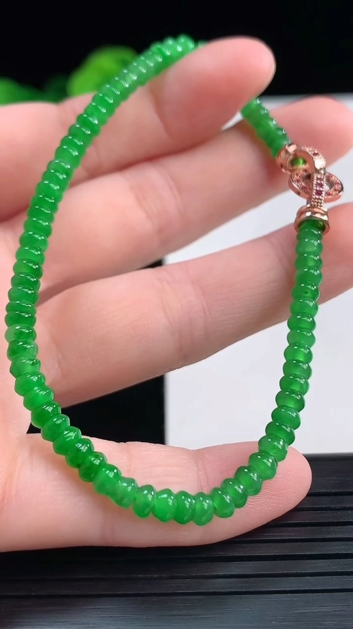 天然A货翡翠算盘珠手串尺寸3.8-2重量:6.59g4月10日
工厂直销收藏佳品,种好水足，色泽均匀，有种有色，上手高大气！