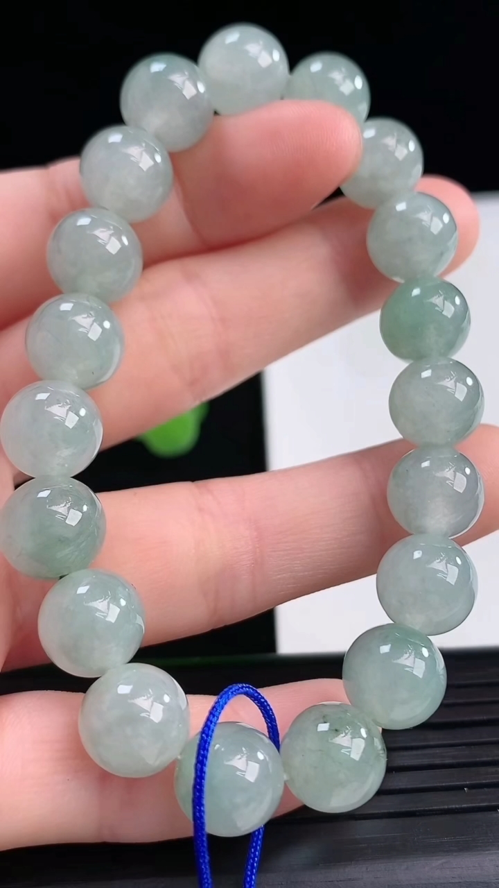 天然A货翡翠飘花圆珠手串尺寸9.6-19颗重量:29.90g4月10日
工厂直销收藏佳品,种好水足，色泽均匀，有种有色，上手高大气！