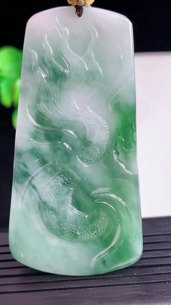 天然A货翡翠龙牌吊坠尺寸65.6-33.6-10.4重量:44.84g
4月10日