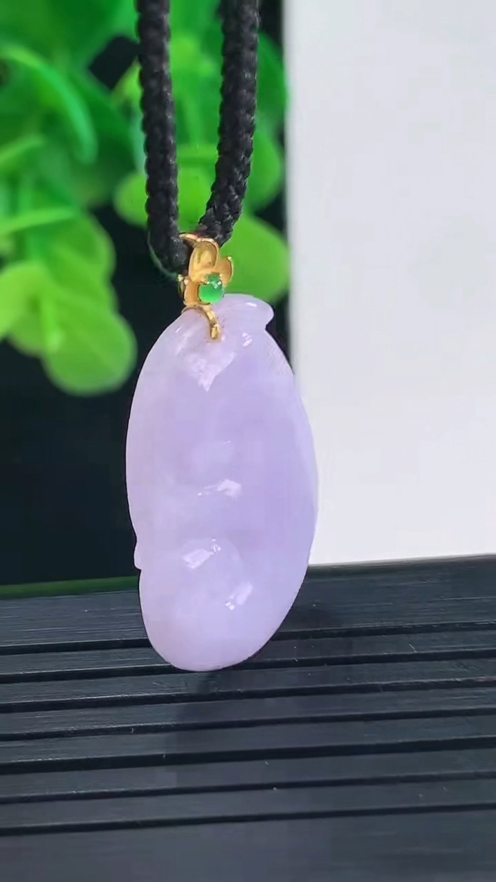 天然A货翡翠18K金紫罗兰如意吊坠尺寸30.8-16.4-3.8重量:3.96g
4月10日